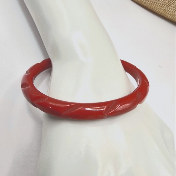 Vintage Carved Bakelite Bangle Bracelet - Picture 3 of 8